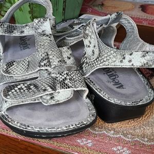 Algeria green & black sandals